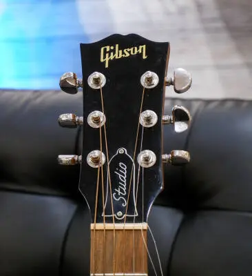Gibson - J-45 Studio Walnut - Natural 2